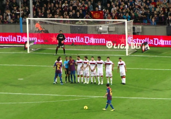 Đá phạt bóng đá biến động theo từng thời điểm và diễn biến trên sân